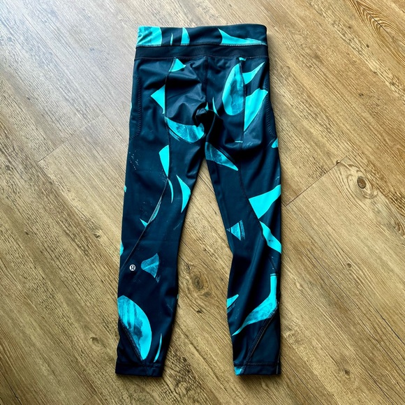 Lululemon Inspire Tight II Back Spin Stroke Peacock Blue Black Women's size 4 - Picture 3 of 3